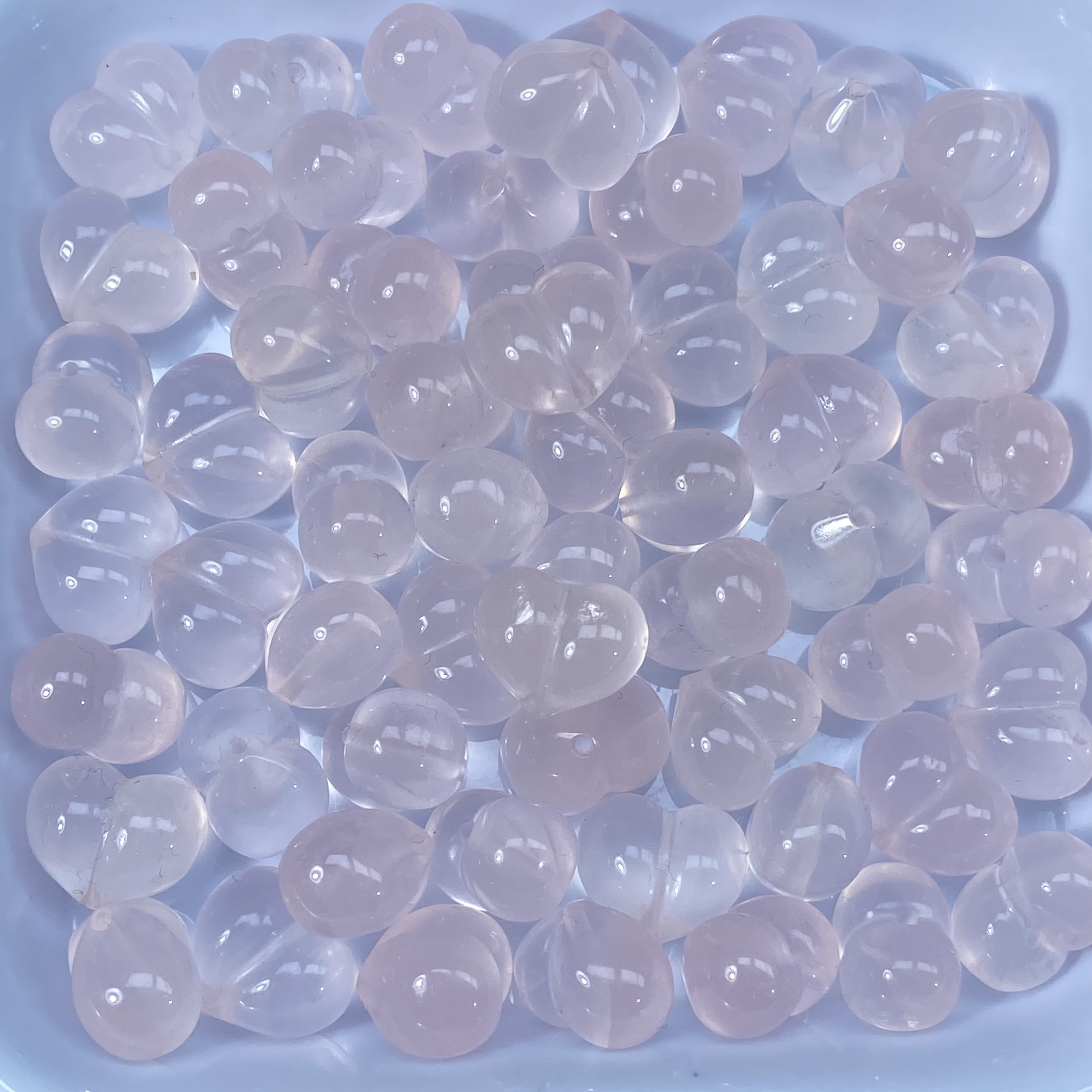 粉水晶屁桃一个宽约13-14厚约9mm上下孔