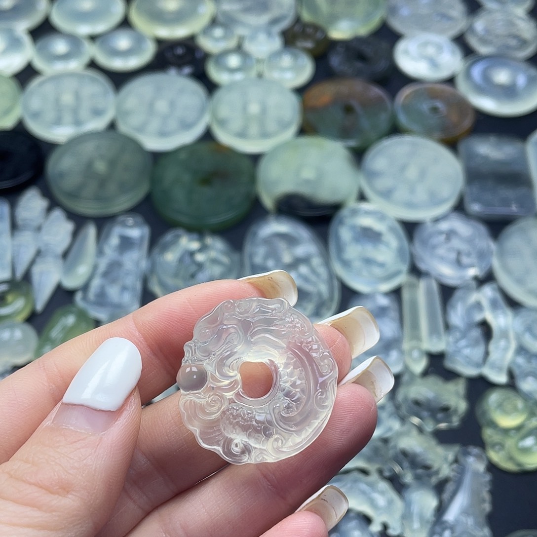 岫玉未镶嵌颈饰冰透龙扣