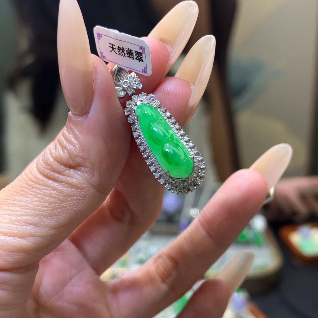 颈饰18K金镶嵌翡翠