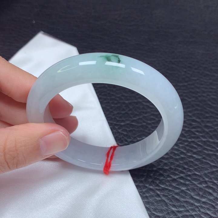 翡翠手镯未镶嵌。