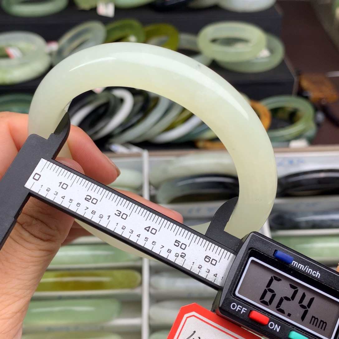 未镶嵌蛇纹石玉手镯648