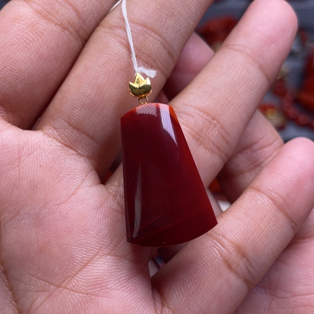 南红玛瑙18K金镶嵌珠宝奇石无事牌吊坠