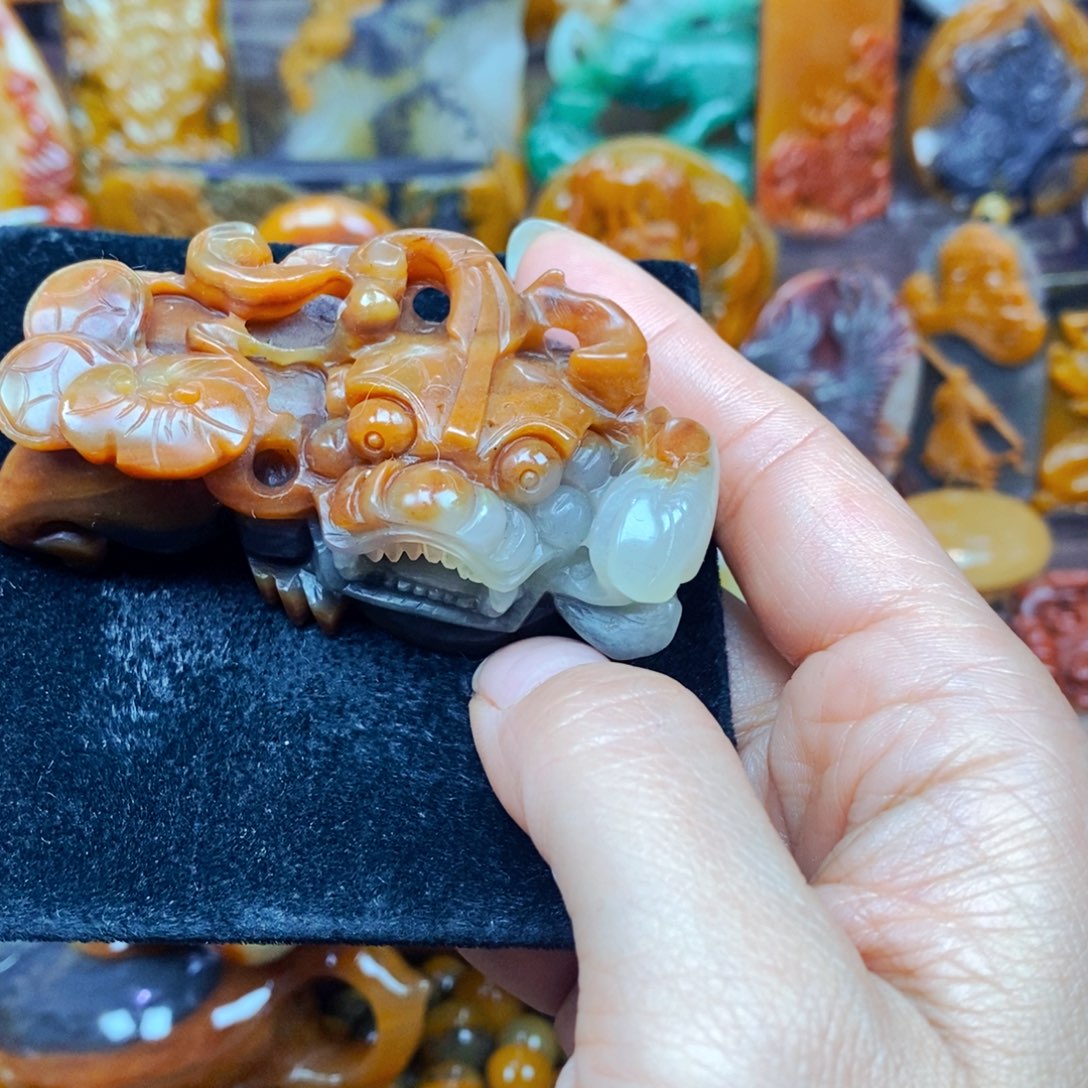 未镶嵌石英质玉（黄龙玉）颈饰