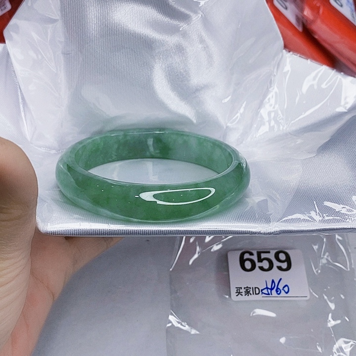 翡翠未镶嵌手镯一图一物实物为准（微瑕处理）