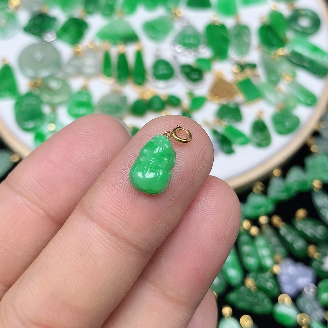 翡翠配石18K金扣头 小巧精美阳绿小貔貅