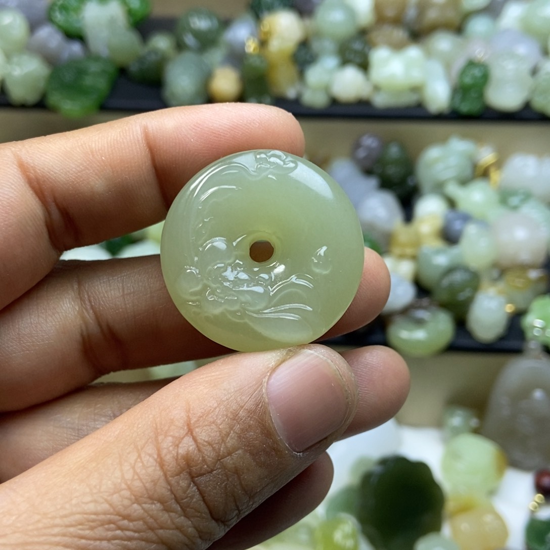 和田玉颈饰未镶嵌翡***z