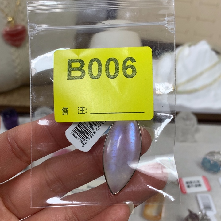 冬***️颈饰水晶未镶嵌吊坠