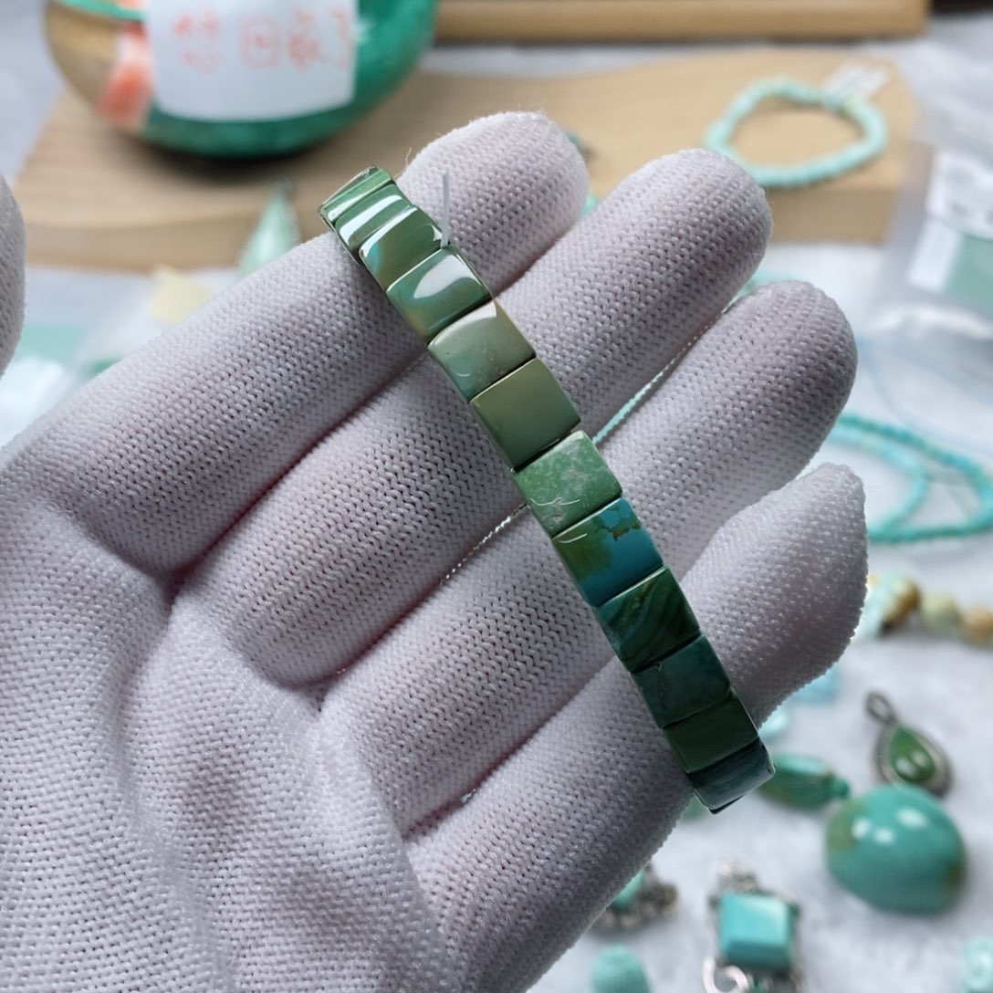 绿松石颈饰未镶嵌