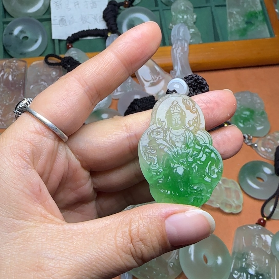 翡翠未镶嵌颈饰翡翠观音
