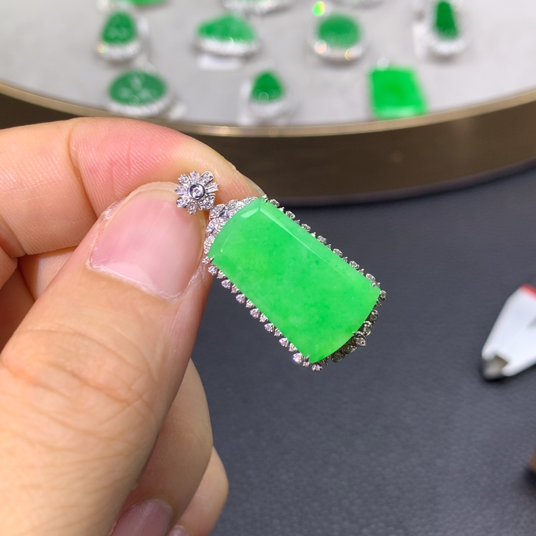 翡翠18K金镶嵌颈饰翡翠