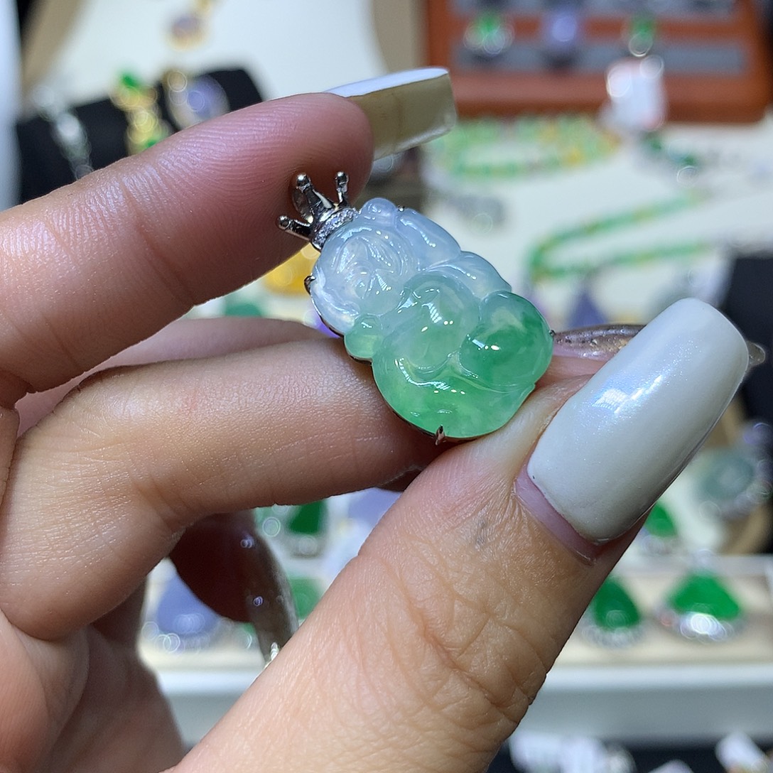 翡翠18K金镶嵌颈饰