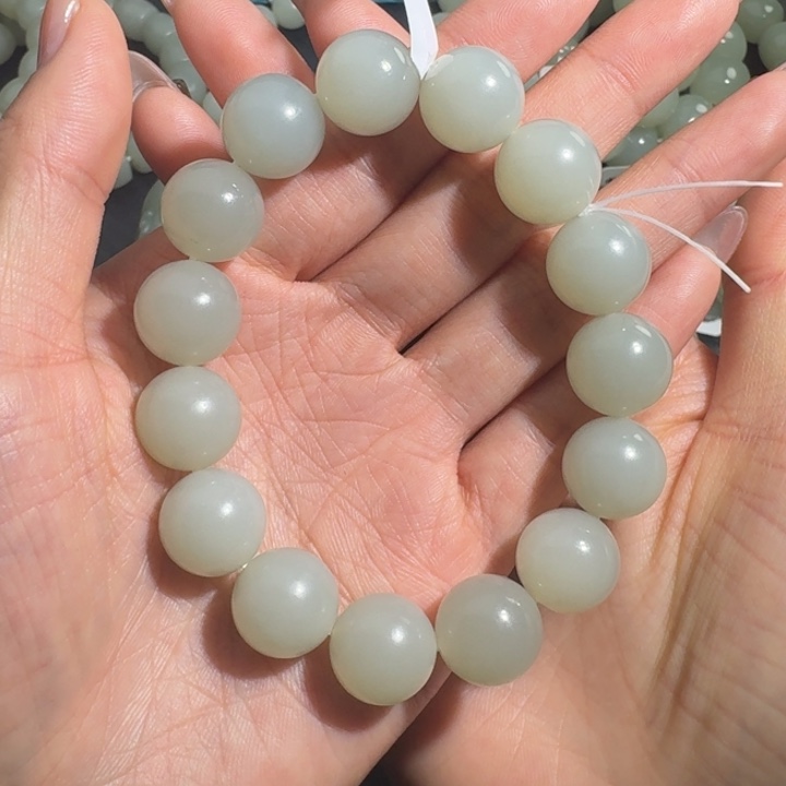 状***狼和田玉未镶嵌手串