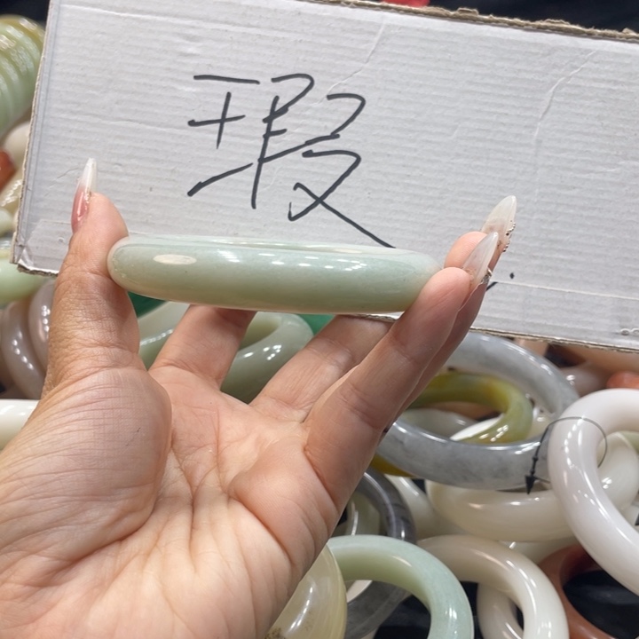 浅***浅石英质玉未镶嵌珠宝奇石