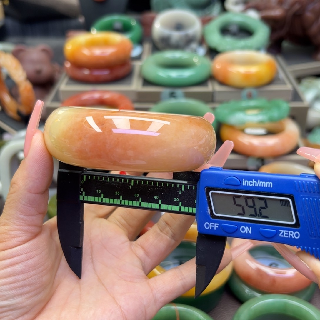 未镶嵌手镯石英岩玉