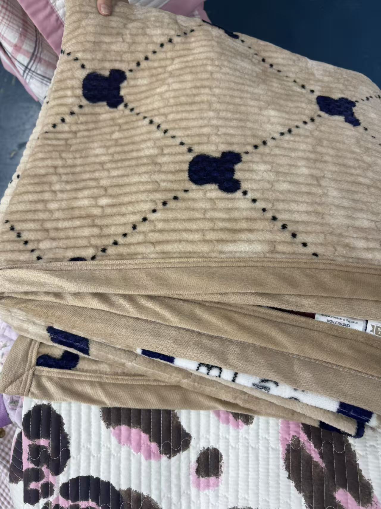 【happy熊】200*230cm加绒A类 亲肤多功能防滑 可爱 加绒 绗缝床盖