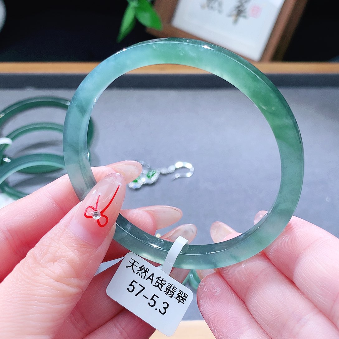 翡翠未镶嵌手镯（圆镯）