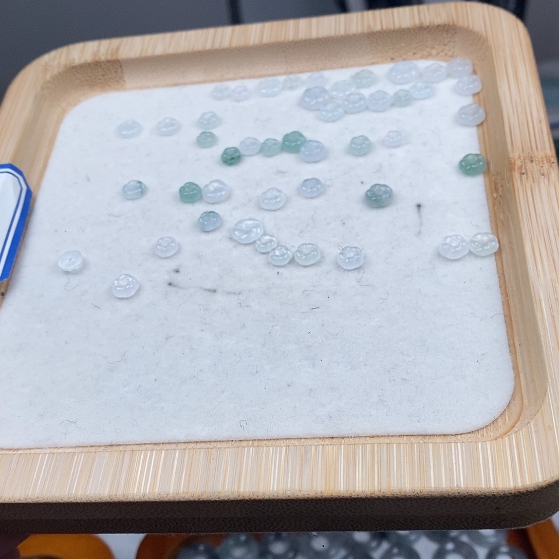 翡翠颈饰未镶嵌小花两个起拍