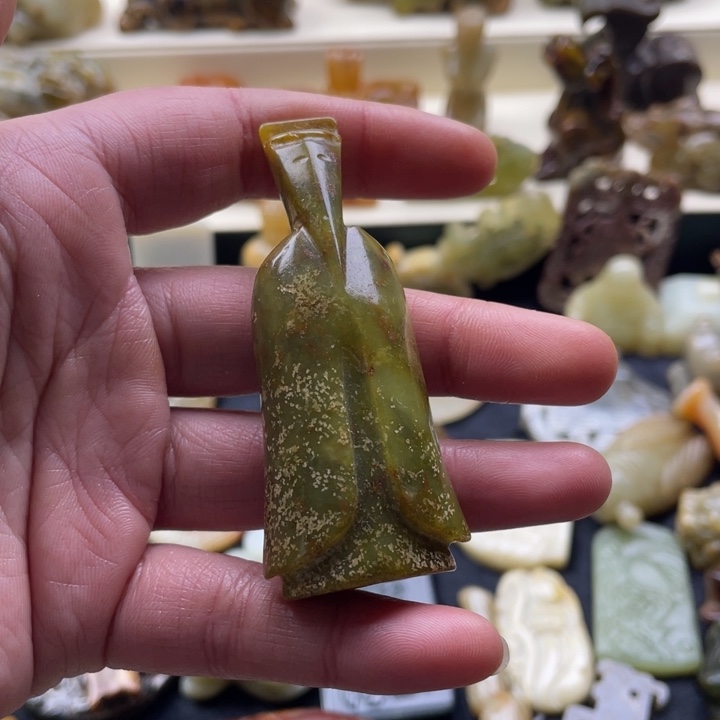 蛇纹石玉颈饰未镶嵌