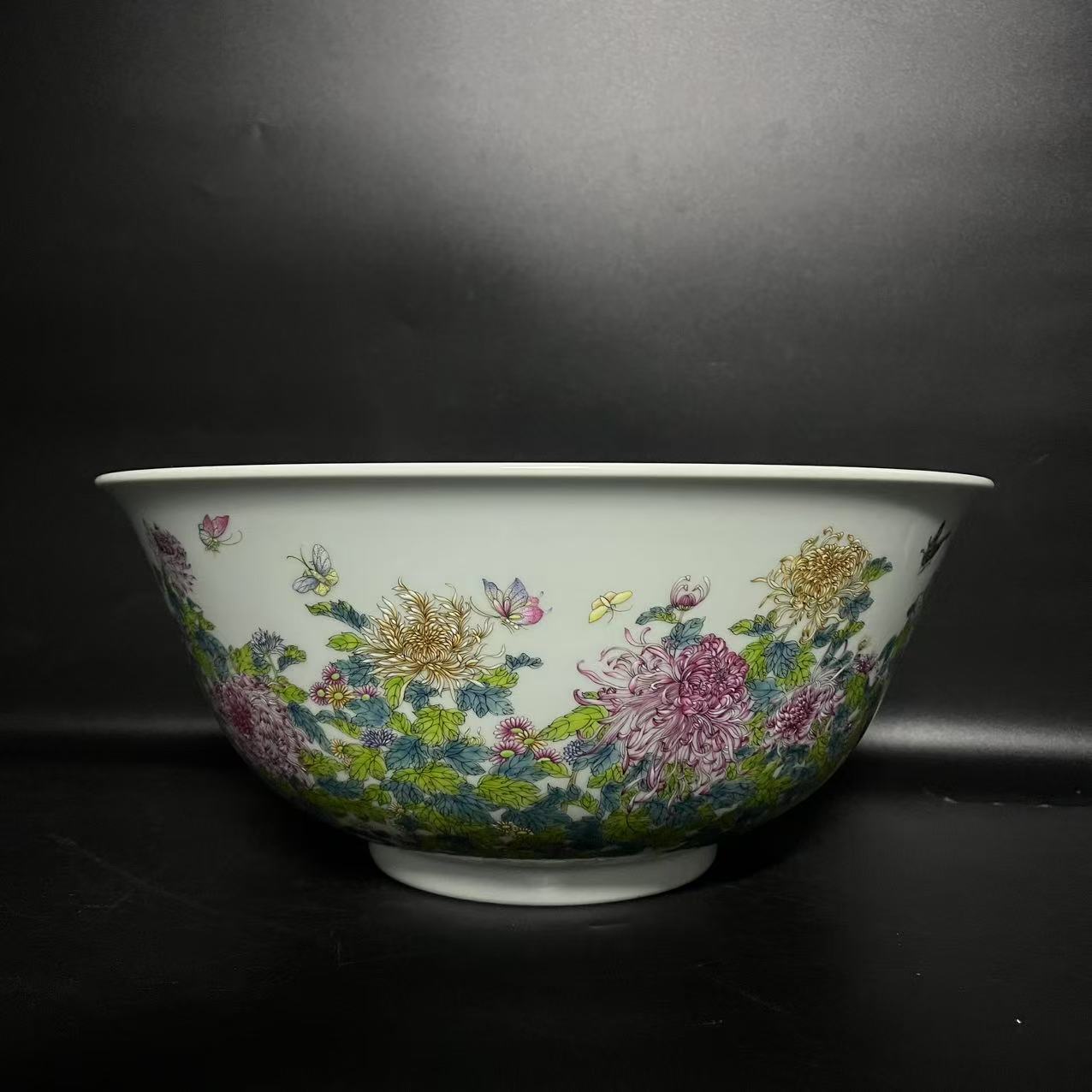 粉彩蝶恋花大赏碗