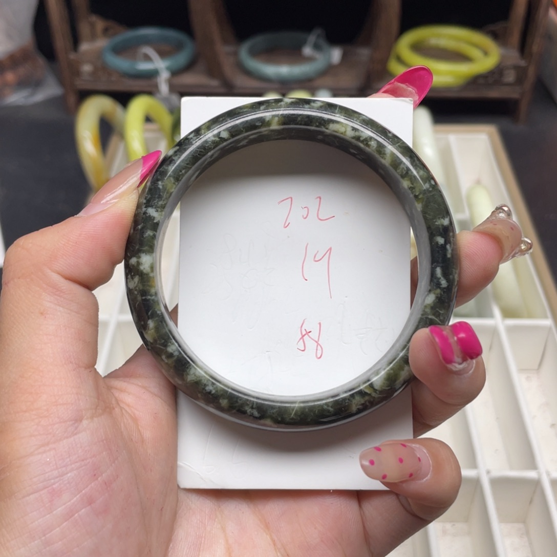 蛇纹石玉未镶嵌手镯