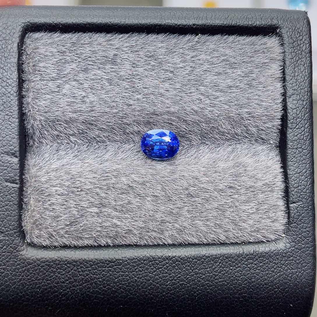 蓝宝石裸石未镶嵌1.4克拉皇家蓝吉尔德证书
