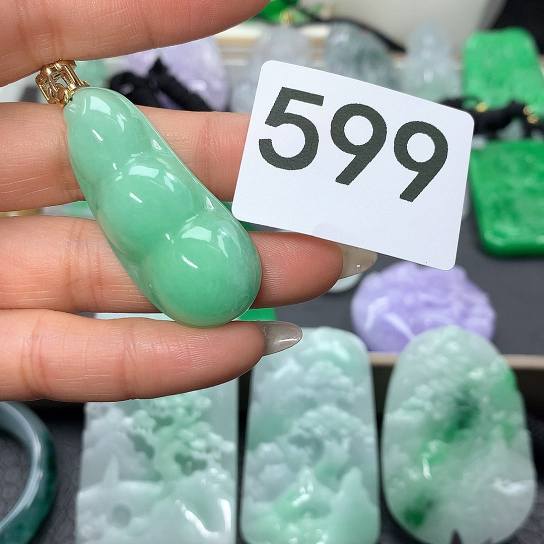 翡翠吊坠(赠链)未镶嵌