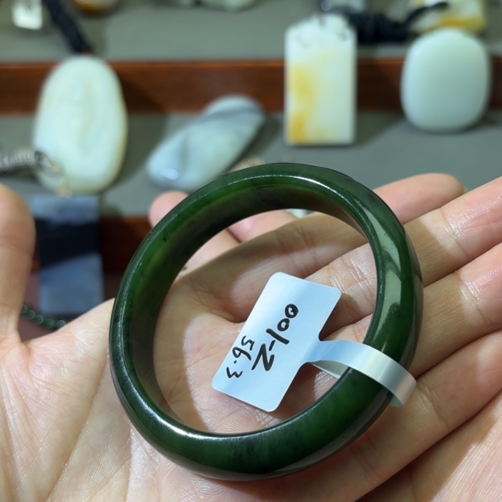 和田玉（碧玉）未镶嵌手镯