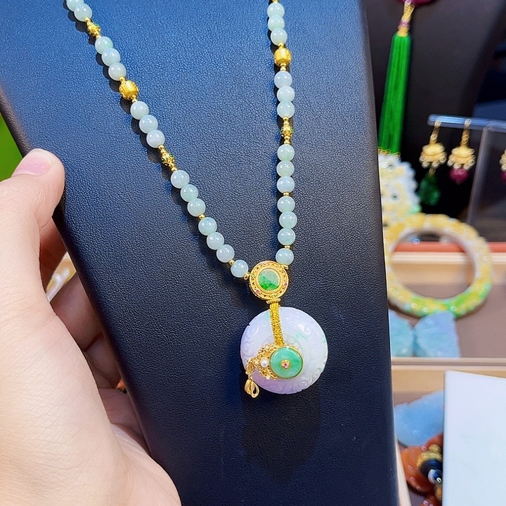 翡翠未镶嵌颈饰平安扣