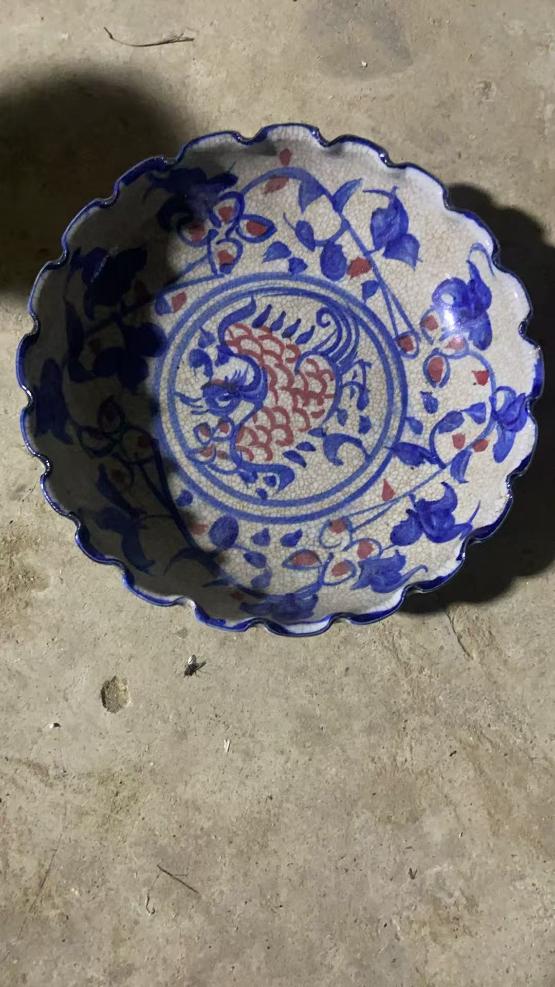 青花釉里红花边口盘子