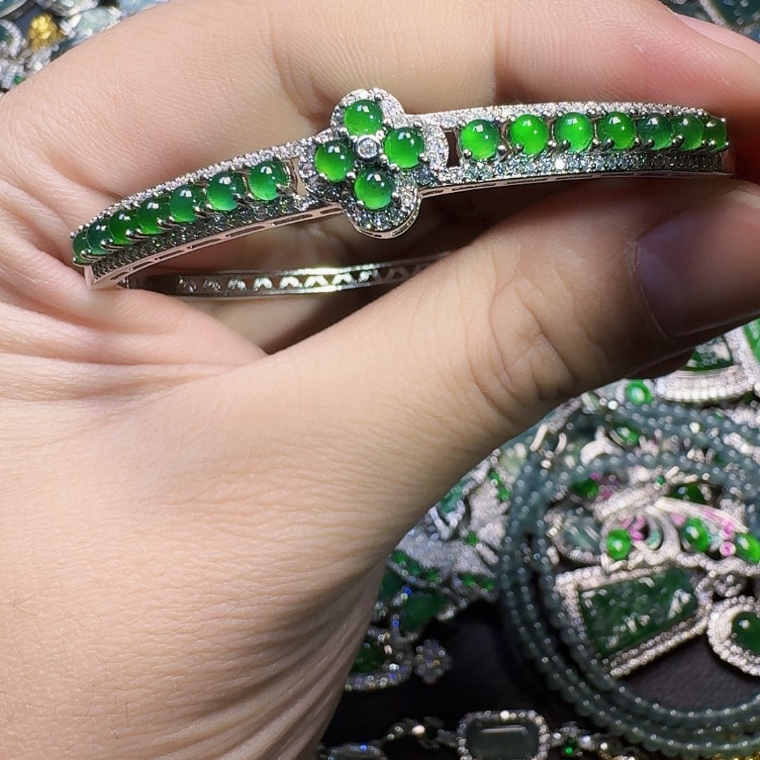 翡翠未镶嵌颈饰天然A货翡翠放漏