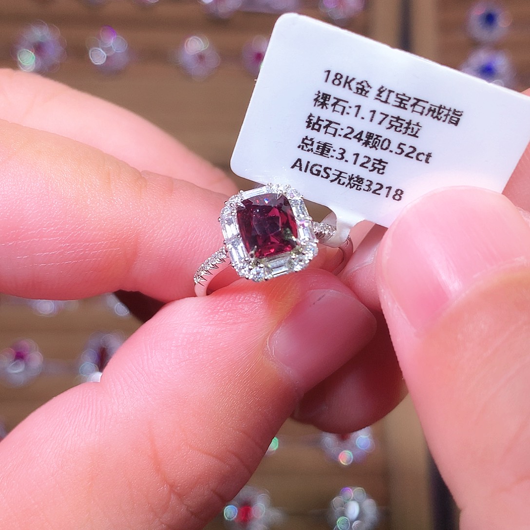 红宝石戒指18K金镶嵌