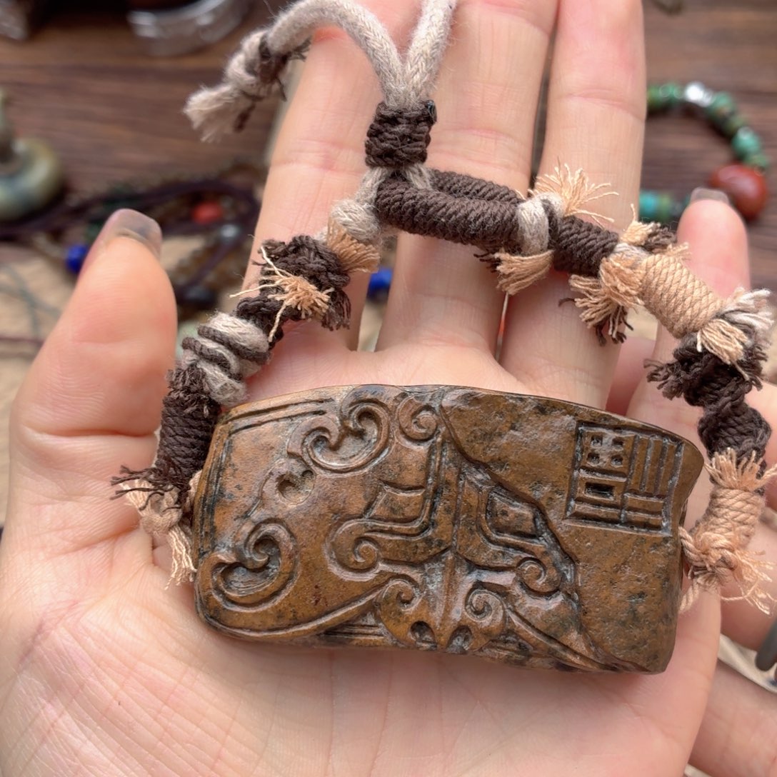 音***尘和田玉未镶嵌颈饰