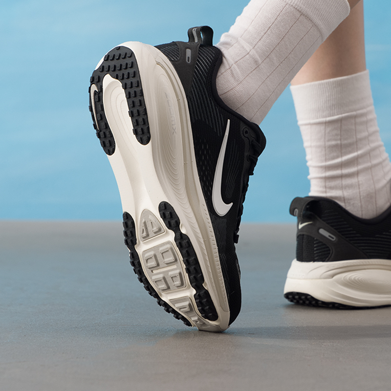 耐克nike女鞋2025新款Vomero18缓震耐磨透气网面低帮运动鞋跑步鞋