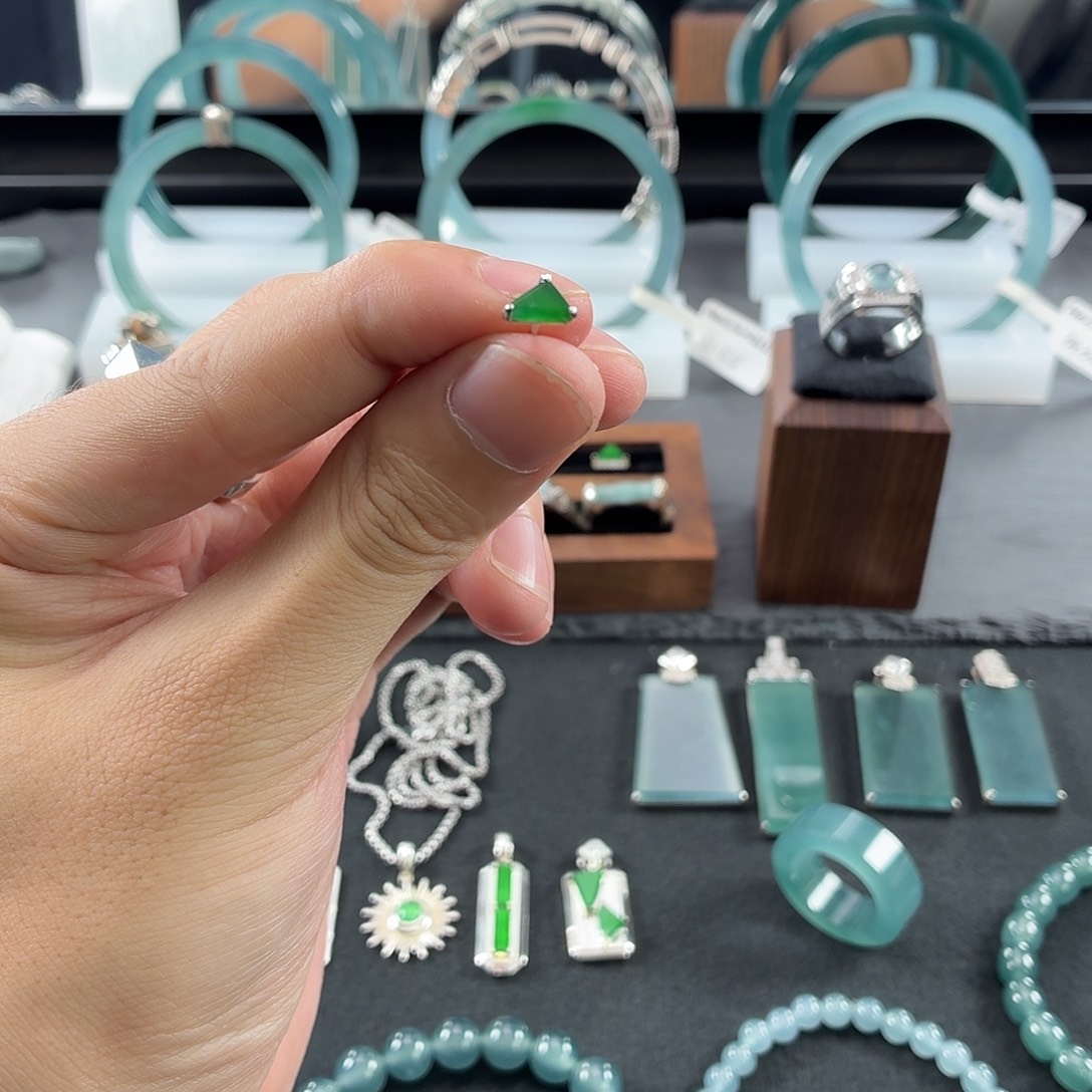 翡翠未镶嵌手镯耳钉