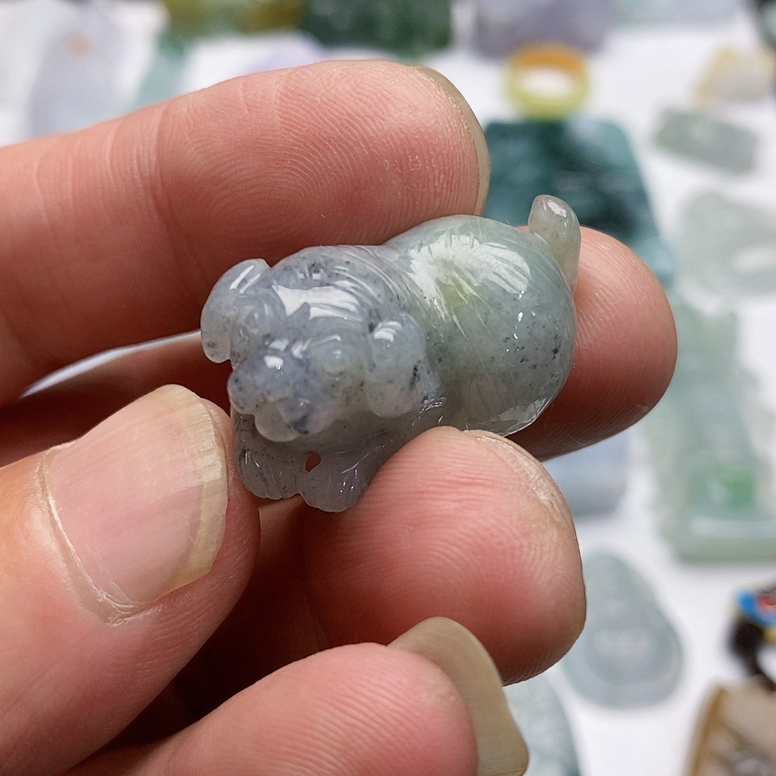 翡翠未镶嵌颈饰旺财狗