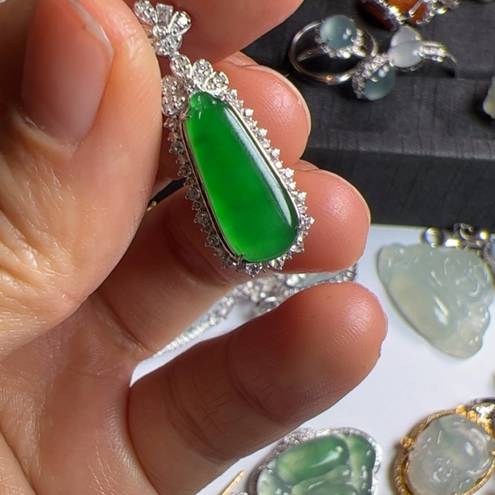 翡翠吊坠(不含链)18K金镶嵌翡翠吊坠项链