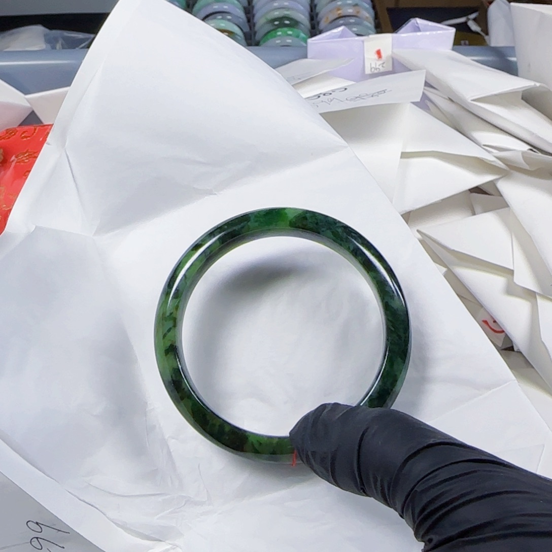 翡翠手镯未镶嵌疯*