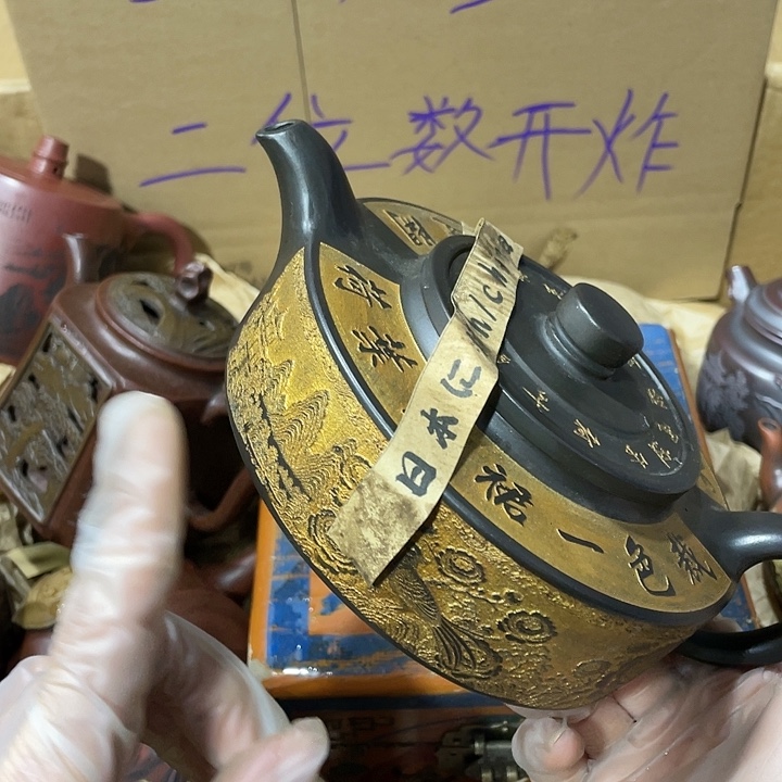 紫砂茶壶矿泥料手工制作的一把紫砂壶。