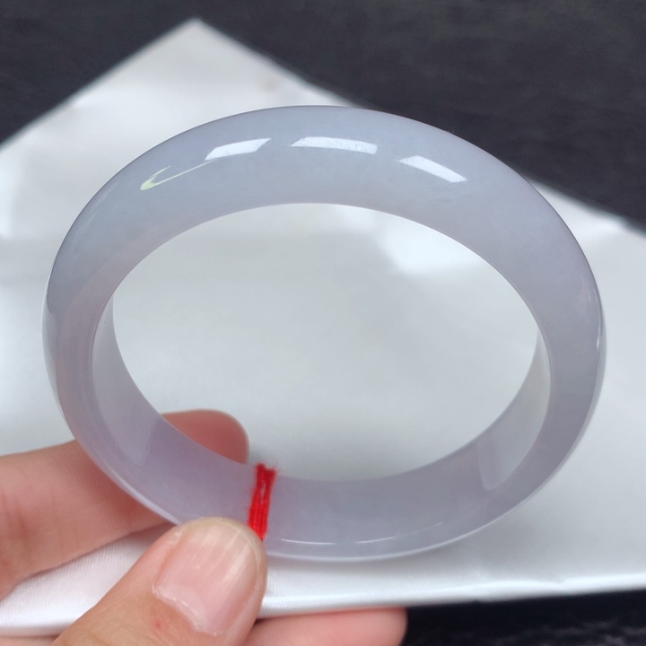 翡翠手镯未镶嵌。