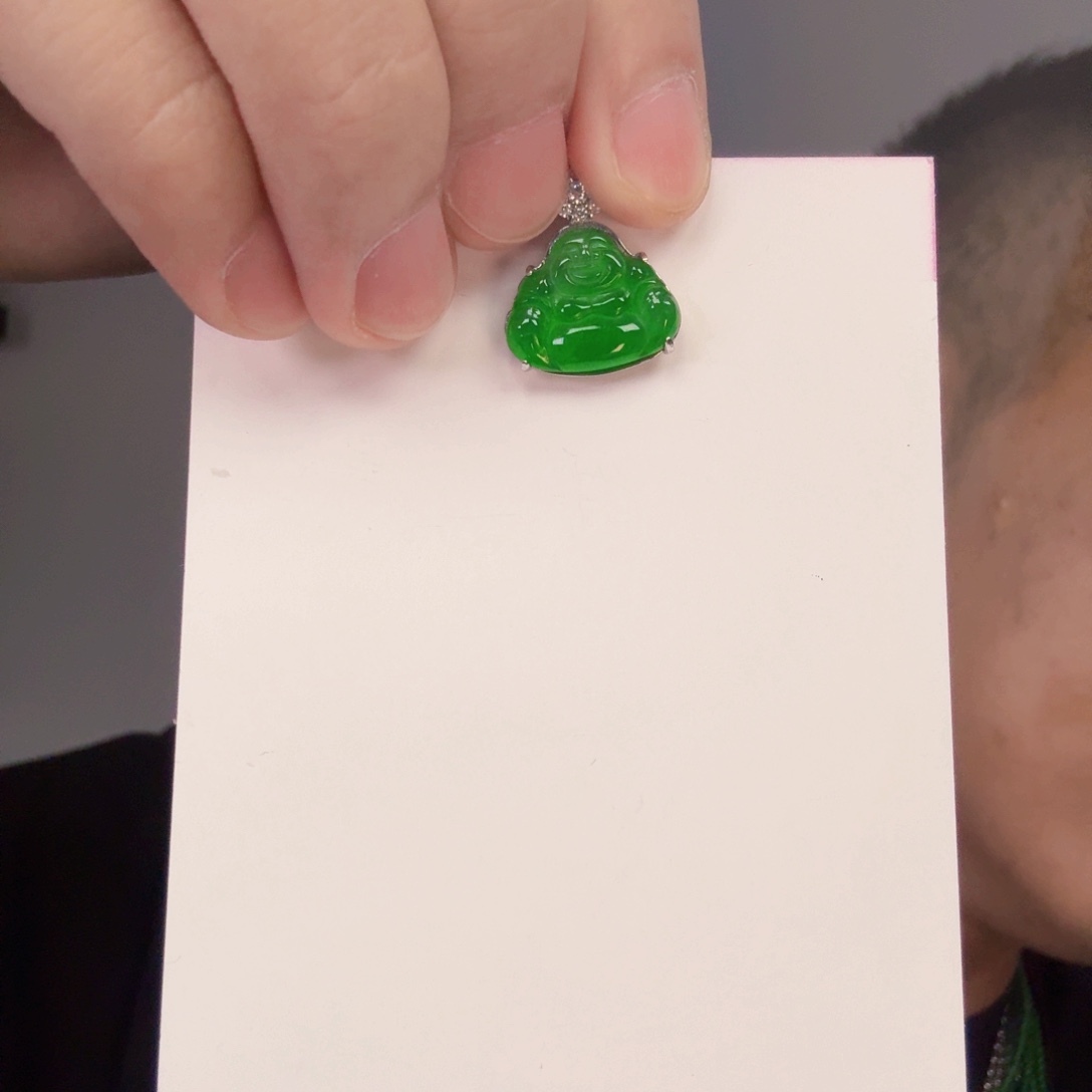 翡翠未镶嵌颈饰一件