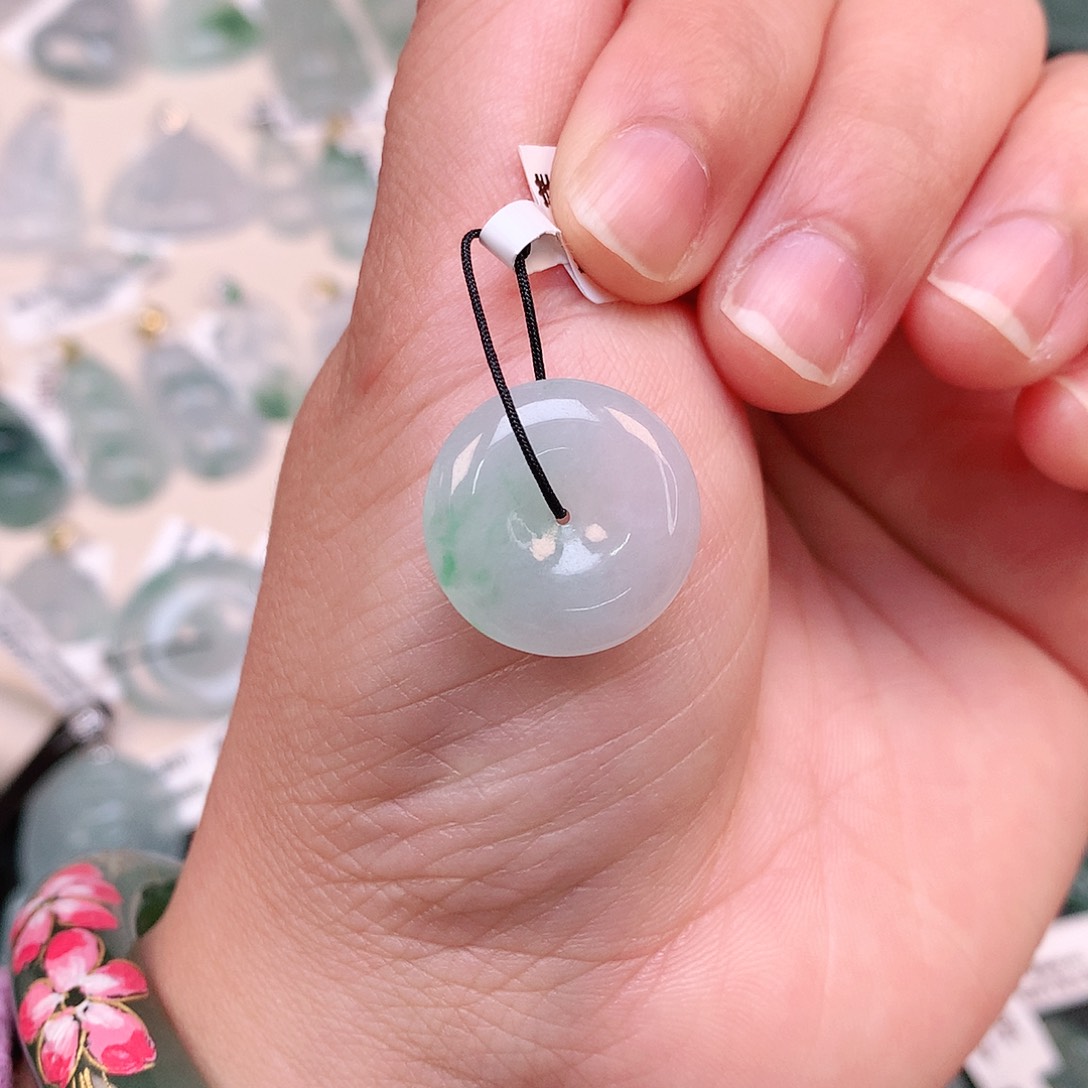 翡翠颈饰未镶嵌扣子