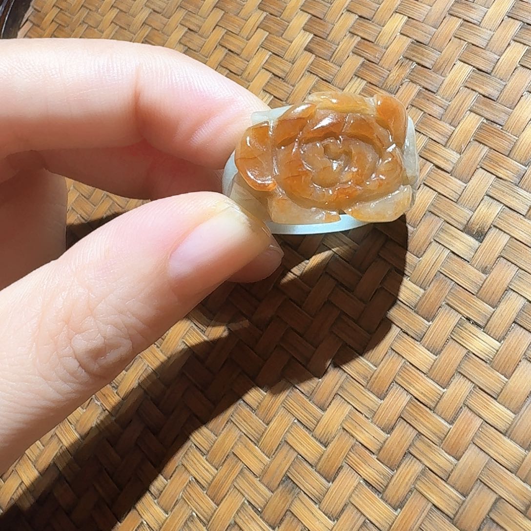 未镶嵌戒指翡翠个性十足