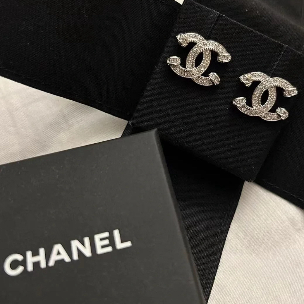 未使用 Chanel/香奈儿 时尚气质素款锵银色满钻耳钉23P/DS0296
