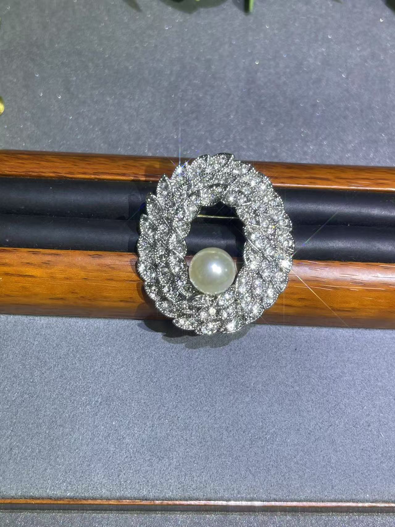 a3173白色o型胸针多样发