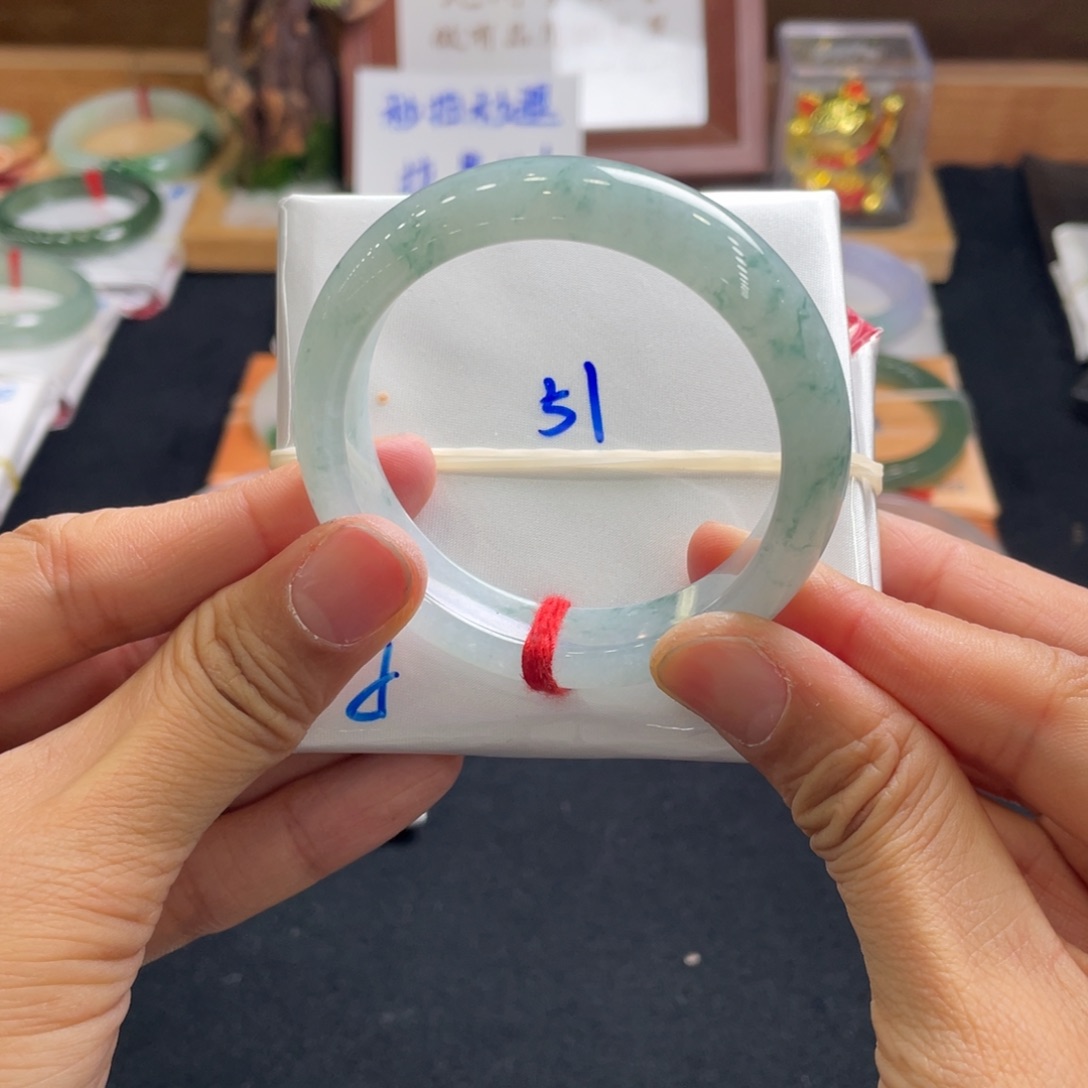 翡翠手镯未镶嵌51冰蓝底飘蓝花