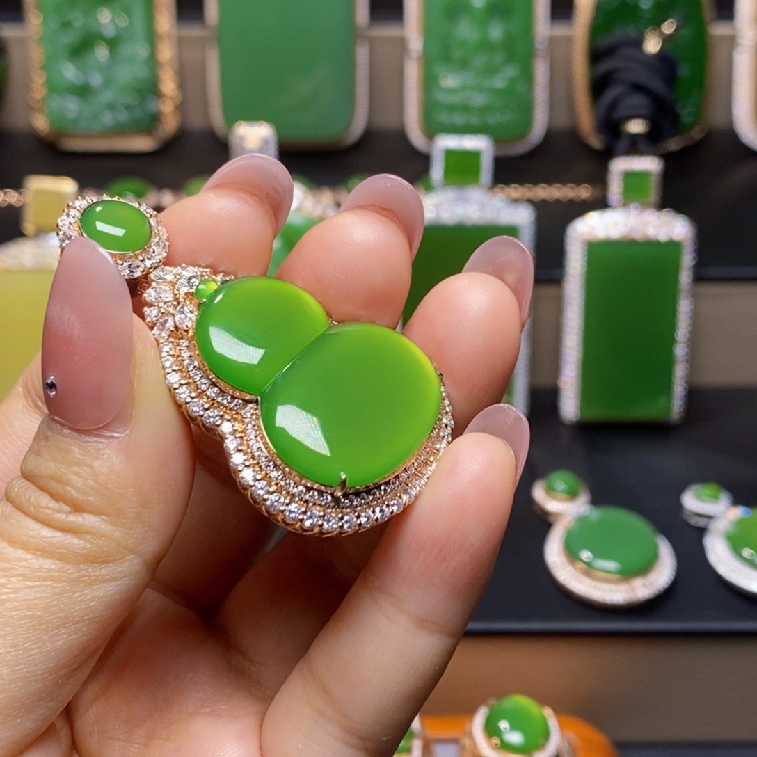 甜***笑和田玉18K金镶嵌挂件