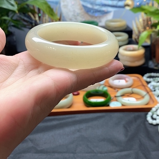 未镶嵌手镯石英质玉妍*