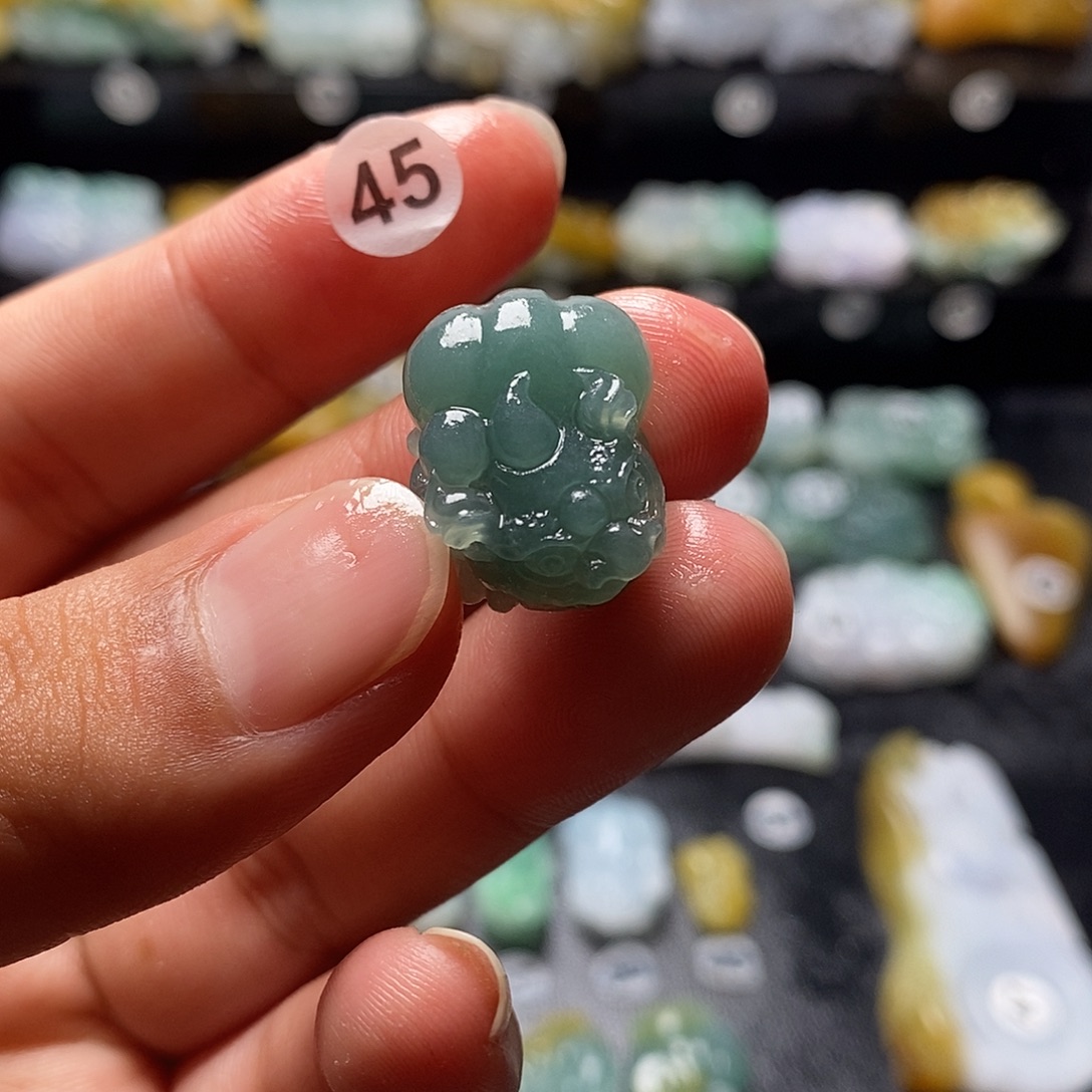 定制翡翠未镶嵌毛货满底色口含珠貔貅