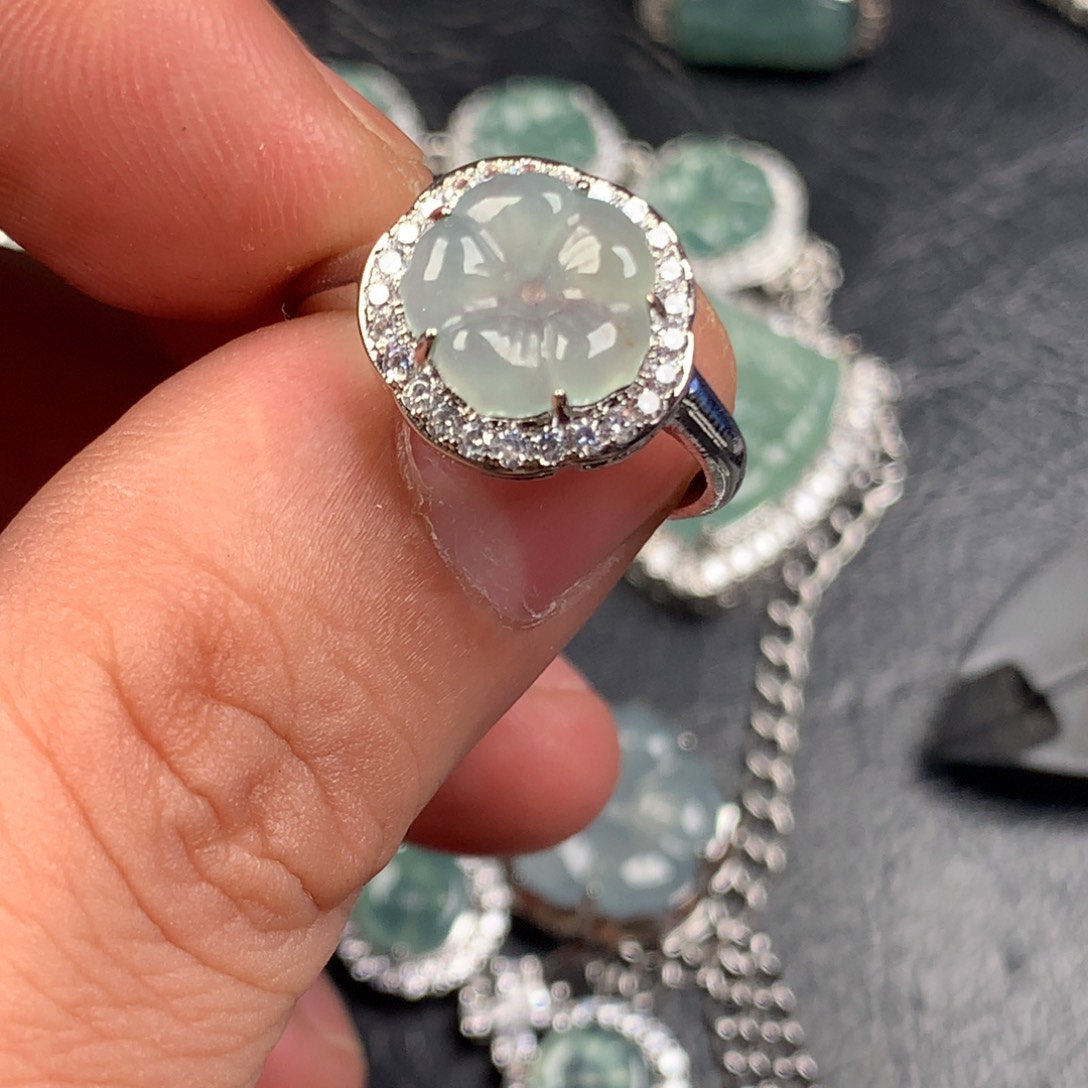 翡翠未镶嵌颈饰有钱花戒指