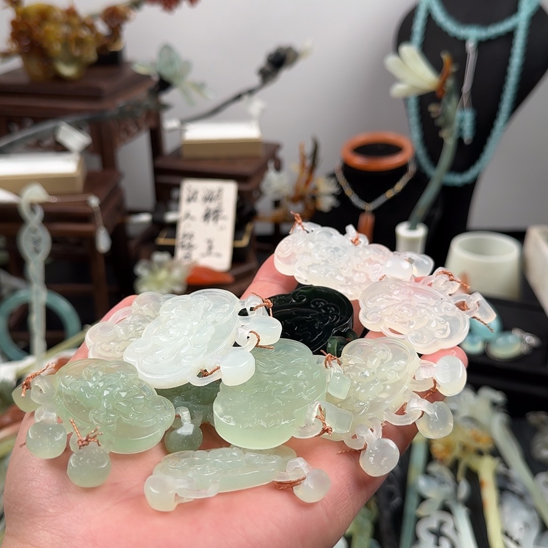 绯***迹蛇纹石玉未镶嵌颈饰